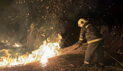 Kedden k&eacute;tszer riasztott&aacute;k a tűzolt&oacute;kat Szeny&eacute;rre az &eacute;gő aljn&ouml;v&eacute;nyzet miatt