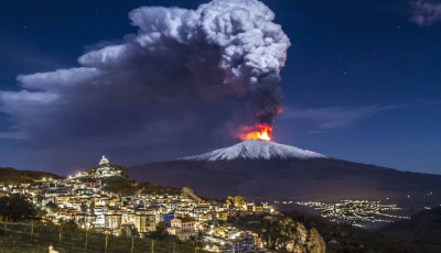&Uacute;jra kit&ouml;rt az Etna, r&eacute;g nem hallott robajjal &eacute;s l&aacute;vafolyammal k&ouml;sz&ouml;nt be