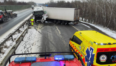 Keresztbe fordult egy kamion az M7-esen, si&oacute;fok k&ouml;zel&eacute;ben