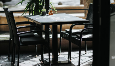 Pultos, felszolg&aacute;l&oacute;t keresnek a kaposv&aacute;ri Caf&eacute; Noir egys&eacute;g&eacute;be
