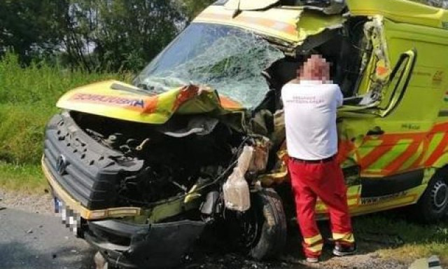 Mentőaut&oacute; &uuml;tk&ouml;z&ouml;tt kisteheraut&oacute;val B&aacute;rdudvarnokn&aacute;l