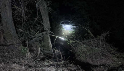 6 m&eacute;ter m&eacute;ly &aacute;rokba csap&oacute;dott egy aut&oacute;