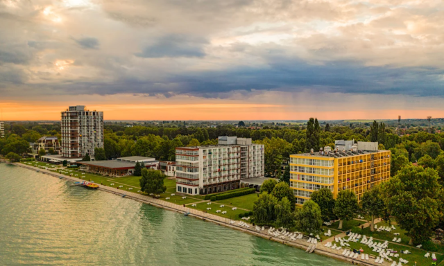 M&aacute;r 2,5 milli&oacute; forintot is elk&eacute;rnek egy n&eacute;gyzetm&eacute;ter&eacute;rt a Balatonn&aacute;l