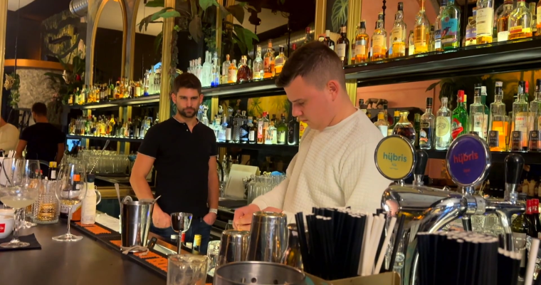 Az ország egyik legjobb bartendere fejleszti a Café Noir legénységét, kóstolókat is tartanak majd - VIDEÓ