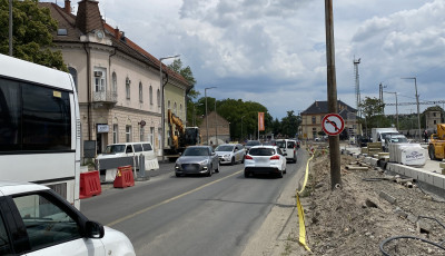 Fittyet h&aacute;nyva a t&aacute;bl&aacute;ra k&ouml;zlekedik mindenki a Petőfi t&eacute;ren