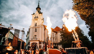Kedd este &eacute;rnek a ballonok a Kossuth t&eacute;rre, egy fiatal kaposv&aacute;ri sr&aacute;c p&ouml;rgeti majd a lemezeket