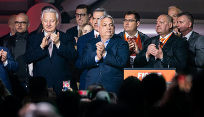 Sz&aacute;zadv&eacute;g: a magyarok fele nemzeti sz&eacute;gyennek tartotta a Fidesz korm&aacute;ny politik&aacute;j&aacute;t