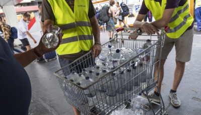 Vizet oszt a M&Aacute;V a budapesti főp&aacute;lyaudvarokon &eacute;s a nagyobb vid&eacute;ki &aacute;llom&aacute;sokon