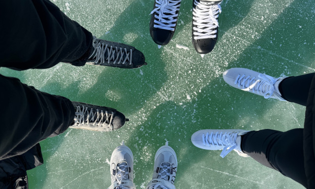 M&aacute;r az &eacute;szaki part ment&eacute;n is r&aacute; lehet menni a Balaton jeg&eacute;re