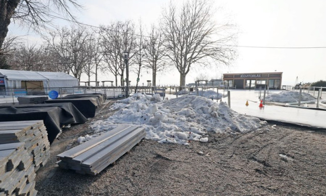 Balatonf&uuml;reden m&aacute;r bontj&aacute;k a j&eacute;gp&aacute;ly&aacute;t, Fony&oacute;don m&eacute;g febru&aacute;r v&eacute;g&eacute;ig korizhattok