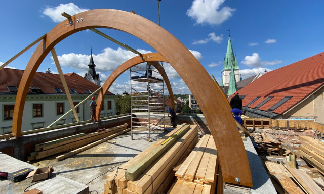 &Iacute;gy fog kin&eacute;zni a Dorottya-h&aacute;z teteje!