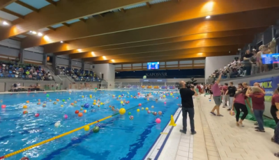 &Iacute;gy rep&uuml;ltek a v&iacute;zbe a kaposv&aacute;ri ovisoknak sz&aacute;nt lasztik a v&iacute;zilabd&aacute;saink meccs&eacute;n - VIDE&Oacute;