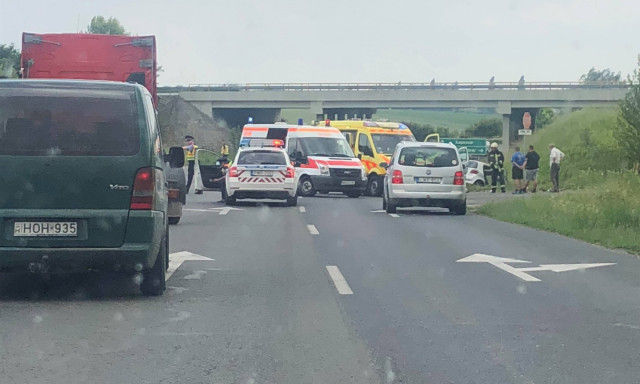 Durva baleset a Jutai &uacute;ton! - Az egyik aut&oacute; az &aacute;rokban k&ouml;t&ouml;tt ki!