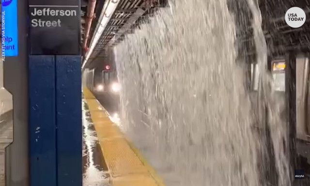 &Iacute;gy &ouml;nt&ouml;tte el a New York-i metr&oacute;t a v&iacute;z - VIDE&Oacute;