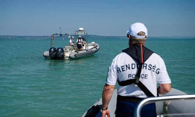 K&eacute;t fiatal fulladt a Balatonba