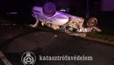 &Aacute;rokba hajtott, majd az &uacute;ttestre csap&oacute;dott &eacute;s fejtetőn &aacute;llt meg egy aut&oacute; Somogyv&aacute;ron