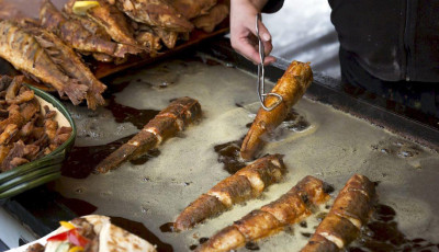 Szidta, l&ouml;kd&ouml;ste, k&ouml;vekkel dob&aacute;lta a hals&uuml;t&ouml;d&eacute;seket