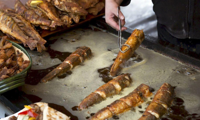 Szidta, l&ouml;kd&ouml;ste, k&ouml;vekkel dob&aacute;lta a hals&uuml;t&ouml;d&eacute;seket