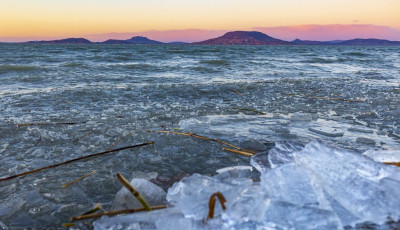 &Iacute;gy darabolta fel a Balaton jeg&eacute;t a vas&aacute;rnapi viharos sz&eacute;l