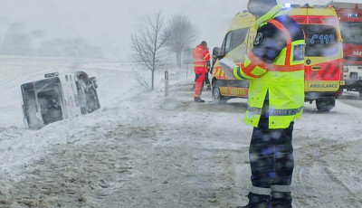 &Aacute;rokba borult egy busz Zalaegerszegn&eacute;l, sz&eacute;lv&eacute;dőn kereszt&uuml;l menek&iacute;tett&eacute;k ki az utasokat