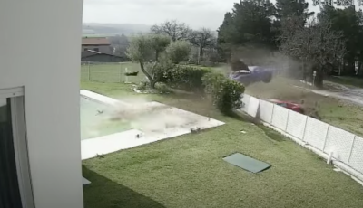 Ezt még nézni is rossz - Két Ferrari repült neki egyszerre egy betonkerítésnek - VIDEÓ