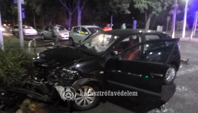K&eacute;t aut&oacute; &uuml;tk&ouml;z&ouml;tt este a Honv&eacute;d &eacute;s a 48-as Ifj&uacute;s&aacute;g &uacute;tja kereszteződ&eacute;s&eacute;ben