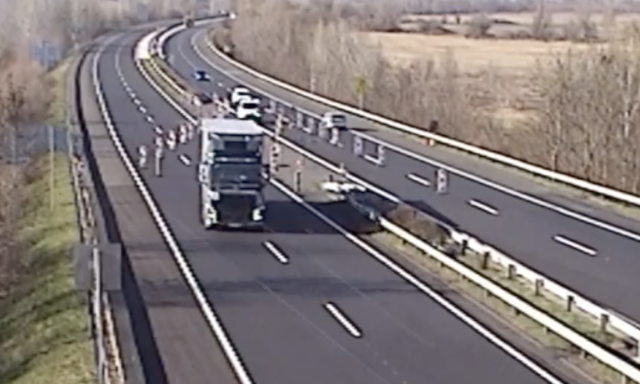 J&eacute;gt&aacute;bl&aacute;k hullottak egy kamionr&oacute;l Fony&oacute;dn&aacute;l az M7-esen - VIDE&Oacute;