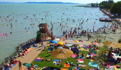 K&ouml;ny&eacute;kig ny&uacute;ltunk a p&eacute;nzt&aacute;rc&aacute;nkba: 6 ezer forint volt a legdr&aacute;g&aacute;bb balatoni strandbel&eacute;pő a h&eacute;tv&eacute;g&eacute;n