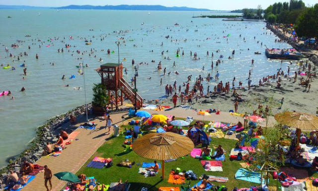 K&ouml;ny&eacute;kig ny&uacute;ltunk a p&eacute;nzt&aacute;rc&aacute;nkba: 6 ezer forint volt a legdr&aacute;g&aacute;bb balatoni strandbel&eacute;pő a h&eacute;tv&eacute;g&eacute;n