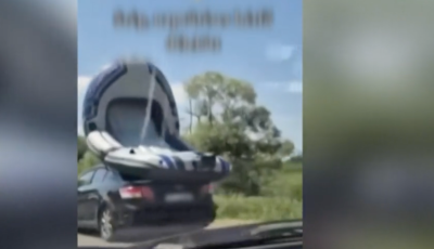 Ap&aacute;nak nem volt kedve leengedni - A kocsi tetej&eacute;n sz&aacute;ll&iacute;tott&aacute;k haza a gumics&oacute;nakot