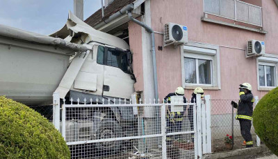 Csal&aacute;di h&aacute;zba csap&oacute;dott egy kamion Enyingen