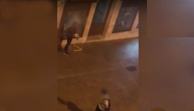 Vide&oacute;n ahogy kirabolnak egy p&eacute;csi &eacute;kszerboltot, a j&aacute;r&oacute;kelők pedig csak n&eacute;zik