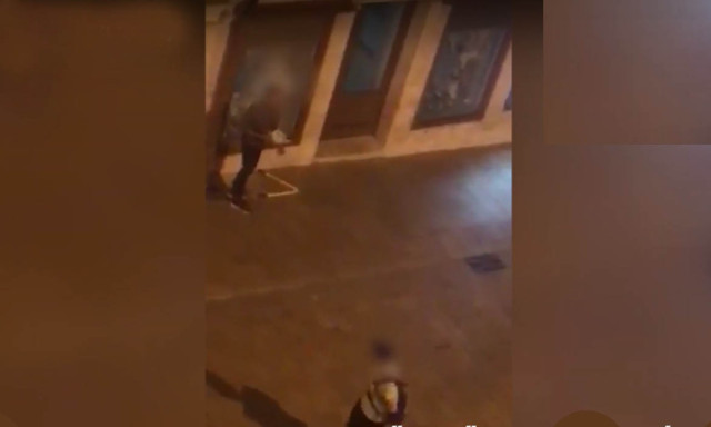 Vide&oacute;n ahogy kirabolnak egy p&eacute;csi &eacute;kszerboltot, a j&aacute;r&oacute;kelők pedig csak n&eacute;zik