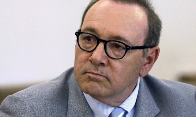 V&aacute;dat emeltek Angli&aacute;ban Kevin Spacey ellen &ndash; M&eacute;gsem fog j&aacute;tszani a tat&aacute;rj&aacute;r&aacute;sr&oacute;l sz&oacute;l&oacute; filmben