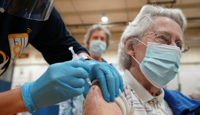 &Uacute;j olt&aacute;si aj&aacute;nl&aacute;st tett az NNK: a negyedik olt&aacute;s nem indokolt, a fertőz&eacute;s nem ad elegendő v&eacute;detts&eacute;get