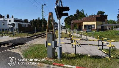 Elektromos biciklivel rongyolt bele a vas&uacute;ti &aacute;tj&aacute;r&oacute;ba Fony&oacute;don az idős f&eacute;rfi, mindk&eacute;t soromp&oacute;t let&ouml;rte