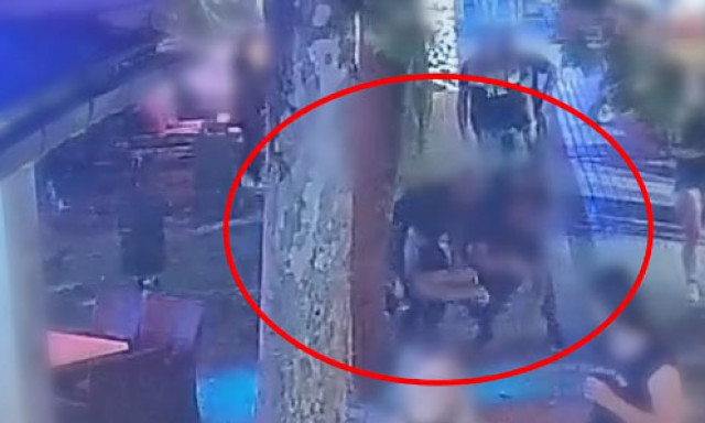 A női wc-be akart bemenni, v&eacute;g&uuml;l l&aacute;b n&eacute;lk&uuml;l kellett elhagynia a si&oacute;foki b&aacute;rt - VIDE&Oacute;