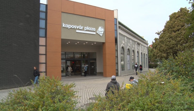 Apa &eacute;s l&aacute;nya estek neki egy ismerős&uuml;knek a Kaposv&aacute;r Pl&aacute;z&aacute;ban