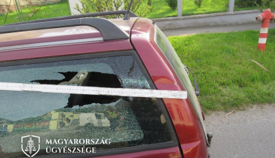 Betonvassal &uuml;t&ouml;tte a testv&eacute;re aut&oacute;j&aacute;t