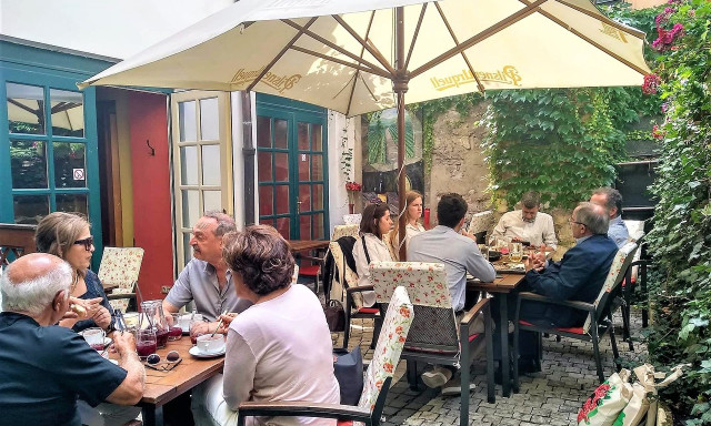 Se cigi, se ElfBar - Spanyolorsz&aacute;gban betiltan&aacute;k a doh&aacute;nyz&aacute;st a teraszokon