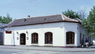 Megszűnt a v&eacute;delem, j&ouml;het a d&oacute;zer: Eltűnhet a si&oacute;foki Cs&aacute;rd&aacute;s &Eacute;tterem, a r&eacute;gi mozi &eacute;s a Cs&uuml;l&ouml;k vend&eacute;glő is