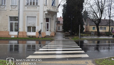 Baleset Csurg&oacute;n - Be volt p&aacute;r&aacute;sodva az ablak, el&uuml;t&ouml;tte a zebr&aacute;n &aacute;thalad&oacute; gyalogost