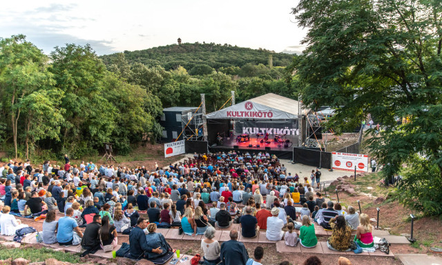Ellopt&aacute;k a l&aacute;mp&aacute;kat a fel&uacute;j&iacute;t&aacute;s alatt &aacute;ll&oacute; balatonf&ouml;ldv&aacute;ri szabadt&eacute;ri sz&iacute;npadr&oacute;l