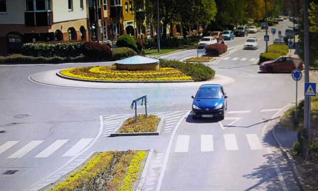 Zebr&aacute;n &aacute;t, k&ouml;rforgalmon kereszt&uuml;l - Tov&aacute;bbi k&eacute;pek a kaposv&aacute;ri &aacute;mokfut&aacute;sr&oacute;l