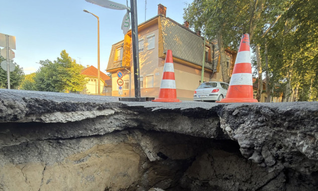 Megint beszakadt az &uacute;ttest Kaposv&aacute;ron, ez&uacute;ttal a Szent Imre utca kereszteződ&eacute;s&eacute;ben