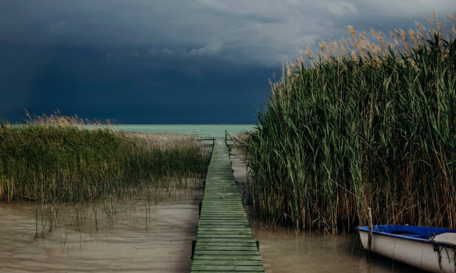 Holttestet tal&aacute;ltak a Balatonban