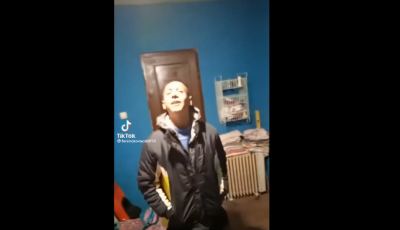 &Uacute;gy se kaptok el kuty&aacute;k! - Itt a vide&oacute; a Tiktokon rendőr&ouml;knek arcoskod&oacute; tesv&eacute;rp&aacute;rr&oacute;l