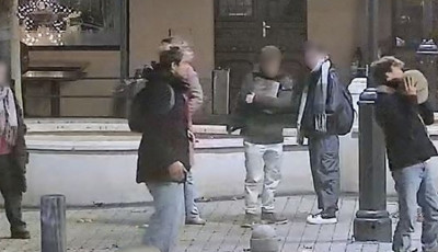 K&eacute;t sr&aacute;c betont&ouml;mb&ouml;kkel dob&aacute;l&oacute;zott a Noszlopy soron, a rendőrs&eacute;g keresi őket