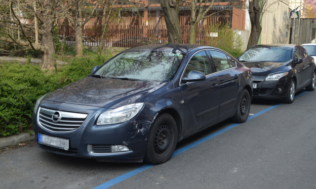 Valakinek megint nagyon sietős volt &ndash; megh&uacute;zta az ott parkol&oacute; aut&oacute;t, majd eltűnt a BMW-s