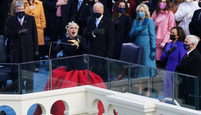 Aranymikrofonba &eacute;nekelte el Lady Gaga az amerikai himnuszt az &uacute;j eln&ouml;k beiktat&aacute;sakor